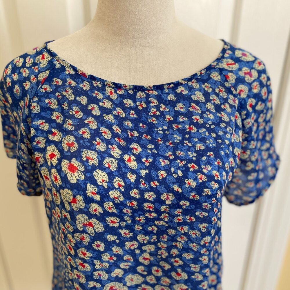 CABI blue floral short sleeve shirt, crossover button back, sz S